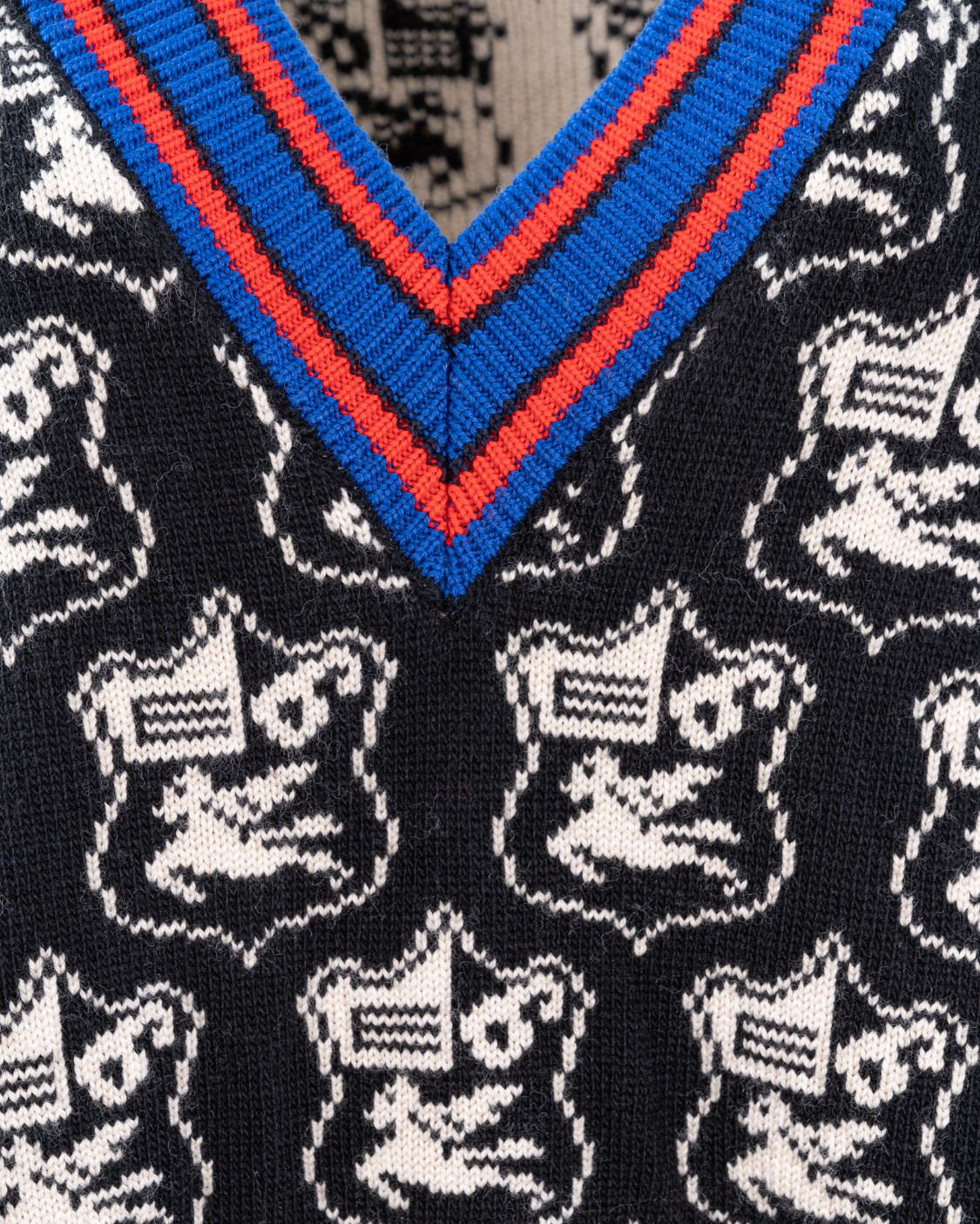 shop ETRO Saldi Gilet: Etro gilet in maglia di lana jacquard, decorato da disegni con stemma araldico con Pegaso, è caratterizzato da bordi a righe a contrasto.
Vestibilità regular.
Scollo a V.
Bordi a coste.
Maniche lunghe.
Composizione: 100% lana.
Made in Italy.. 13737 9165-0001 number 9079489
